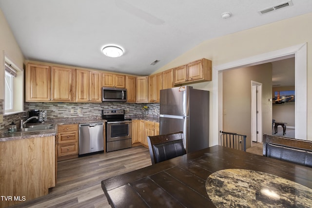 558 Oakland Dr, Bybee, TN 37713 - kitchen with appliances with stainless steel finishes, a sink, backsplash, wood finished floors, and lofted ceiling