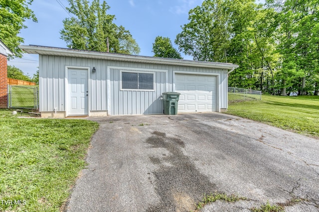 963 NE Woodlawn Ter, Abingdon, VA 24210 - garage with asphalt driveway