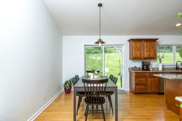963 NE Woodlawn Ter, Abingdon, VA 24210 - dining area featuring light wood-style flooring, baseboards, and recessed lighting