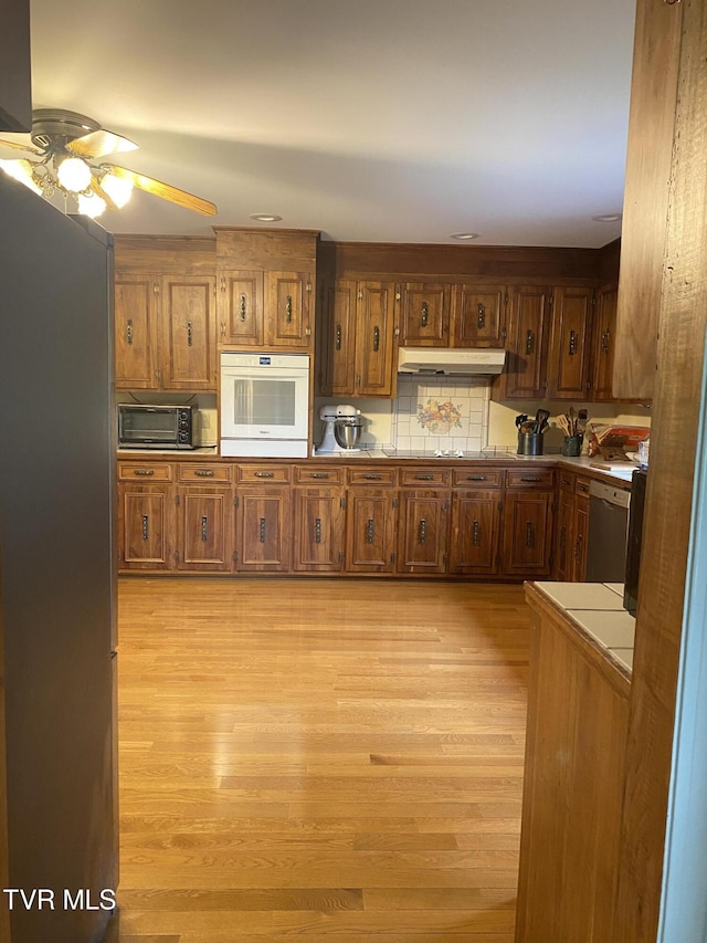 203 Oak Ln, Johnson City, TN 37604 - kitchen featuring stainless steel appliances, under cabinet range hood, light wood-style floors, and ceiling fan