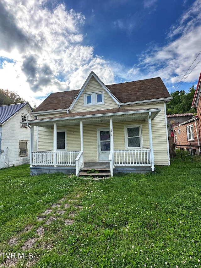 405 W Main St, Saltville, VA 24370 - bungalow-style home featuring a front lawn and a porch