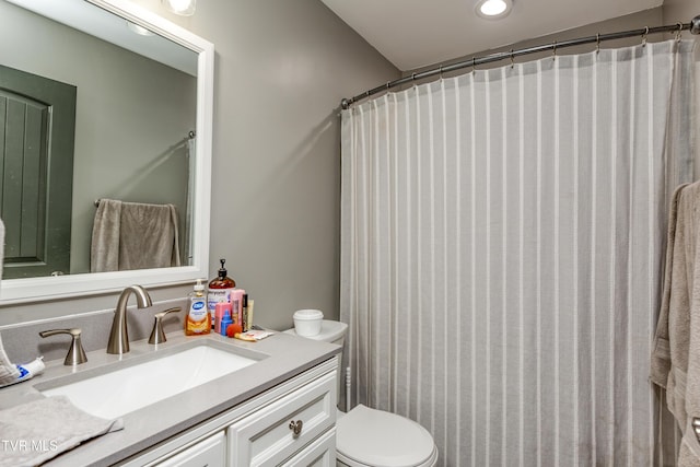 full bath featuring vanity, toilet, and recessed lighting