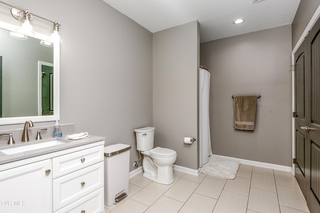 full bath with toilet, recessed lighting, vanity, baseboards, and curtained shower