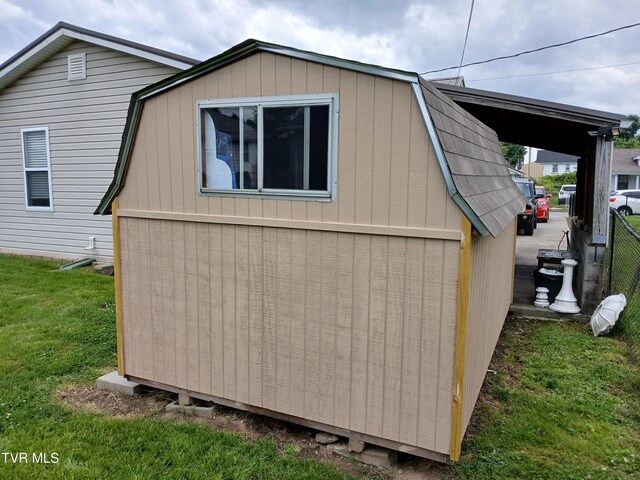 1318 Willow St, Kingsport, TN 37664 - view of side of property featuring a gambrel roof and an outbuilding