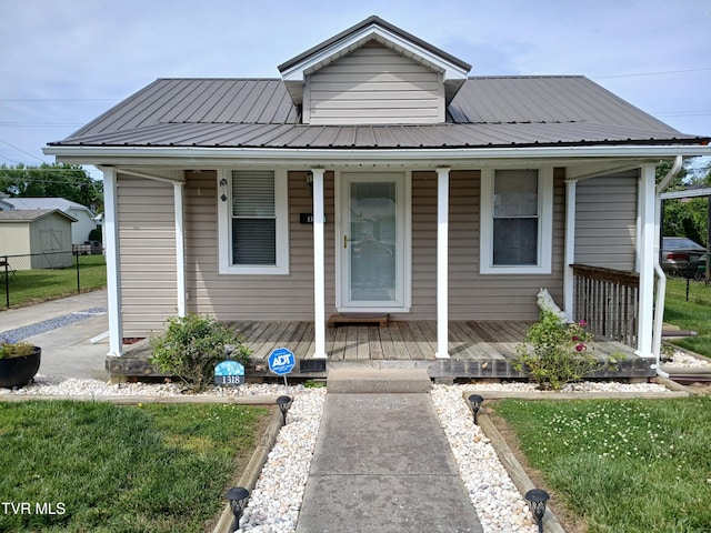 1318 Willow St, Kingsport, TN 37664 - bungalow-style house with covered porch and metal roof