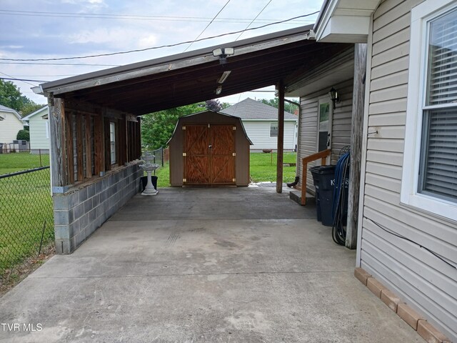 1318 Willow St, Kingsport, TN 37664 - view of vehicle parking featuring a storage unit, an attached carport, and driveway