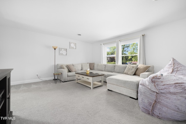 405 Castaway Dr, Kingsport, TN 37663 - carpeted living room with baseboards