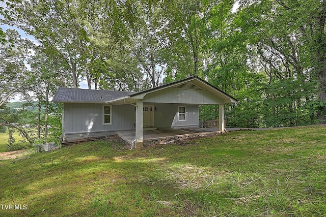 view of front facade featuring a front yard and metal roof