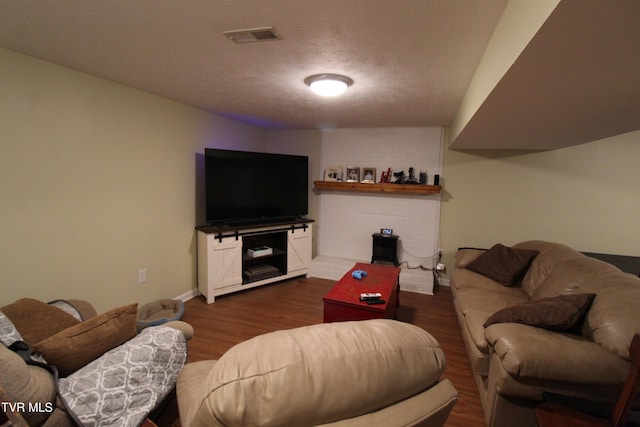 16319 Mary St, Abingdon, VA 24210 - living area with wood finished floors, a textured ceiling, and baseboards