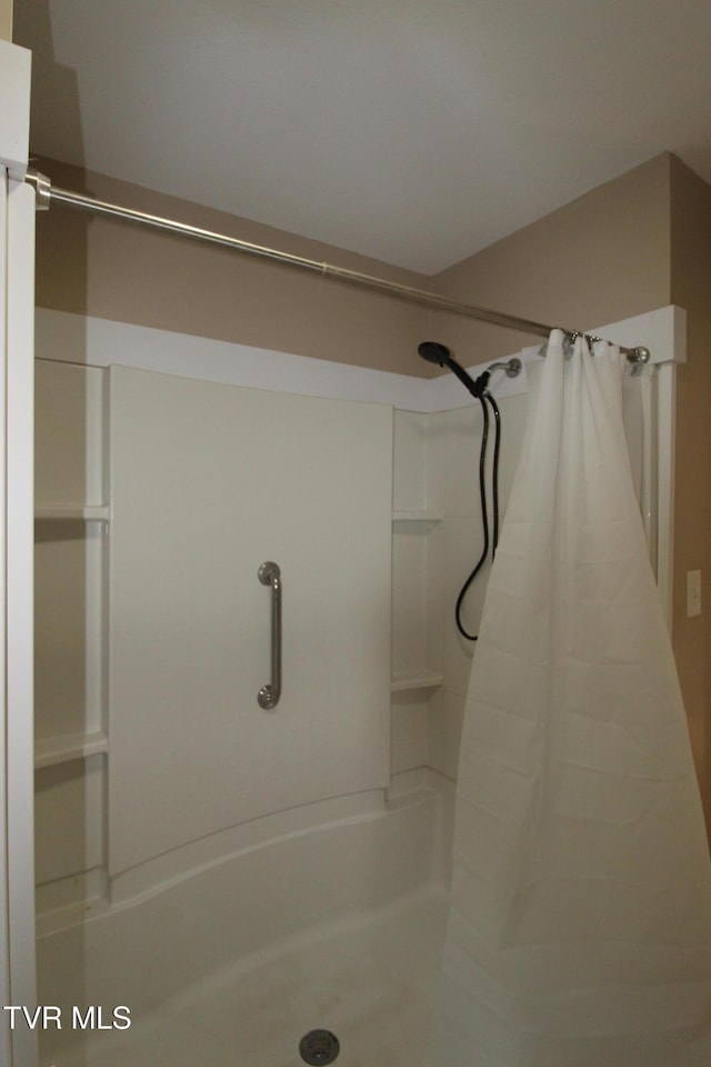 16319 Mary St, Abingdon, VA 24210 - full bathroom with a shower with shower curtain