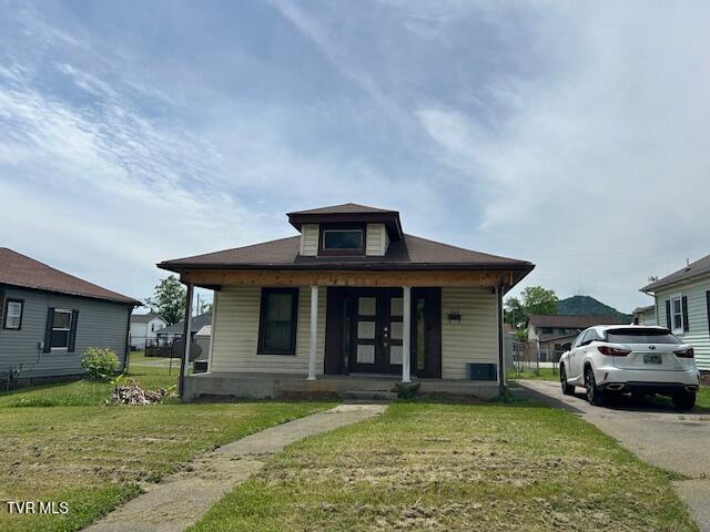 1014 Maple St, Kingsport, TN 37660 - bungalow-style home featuring covered porch and a front yard