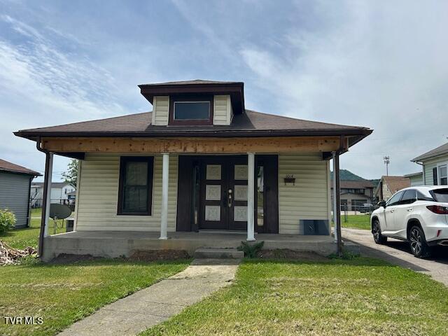 1014 Maple St, Kingsport, TN 37660 - bungalow featuring a porch and a front yard