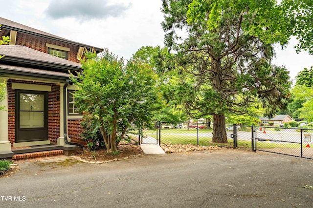 2107 Bartlett St, Johnson City, TN 37601 - view of yard featuring a gate
