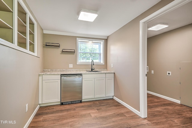 145 Elm Heights St, Johnson City, TN 37615 - bar area featuring a sink, wood finished floors, baseboards, and dishwasher