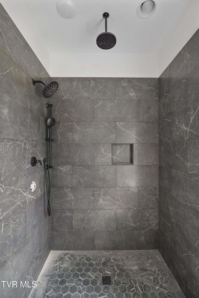 full bath with tiled shower