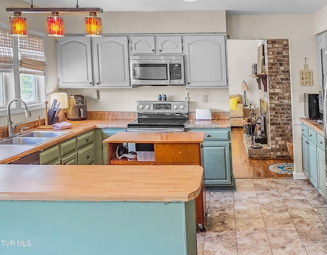1382 Elijah Martin Rd, Whitesburg, TN 37891 - kitchen featuring appliances with stainless steel finishes, a sink, a peninsula, and decorative light fixtures