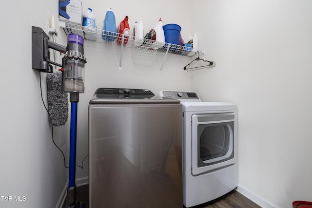 478 Brinkleys Way, Johnson City, TN 37615 - laundry room with washer and dryer, baseboards, and dark wood-style floors