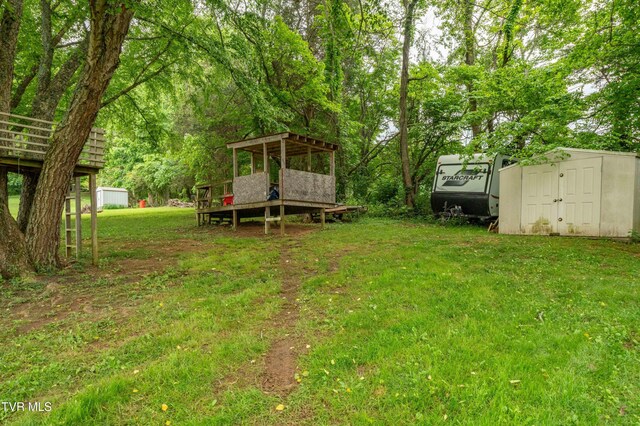 137 Highland Rd, Jonesborough, TN 37659 - view of green lawn featuring an outbuilding and a storage shed