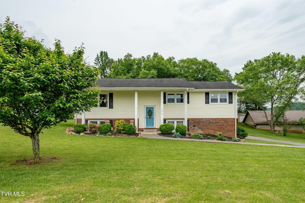 137 Highland Rd, Jonesborough, TN 37659 - bi-level home featuring brick siding, a front lawn, and entry steps