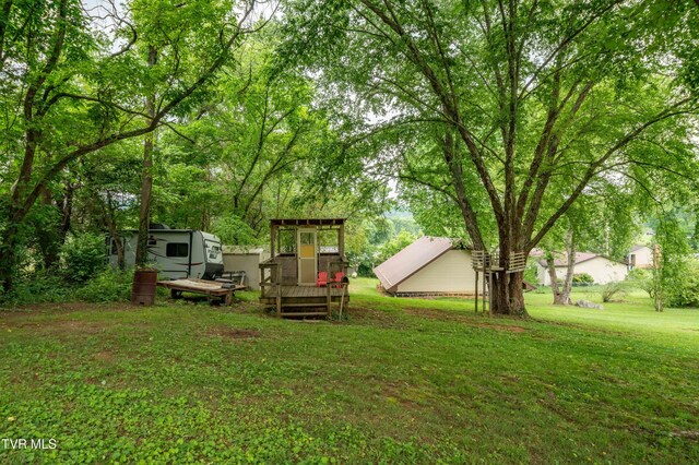 137 Highland Rd, Jonesborough, TN 37659 - view of grassy yard featuring an outdoor structure and a shed