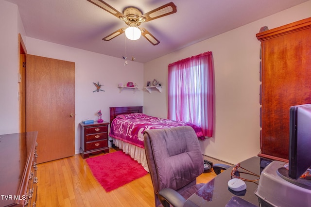 253 Fairford Ln, Blountville, TN 37617 - bedroom featuring light wood-type flooring, baseboard heating, and ceiling fan