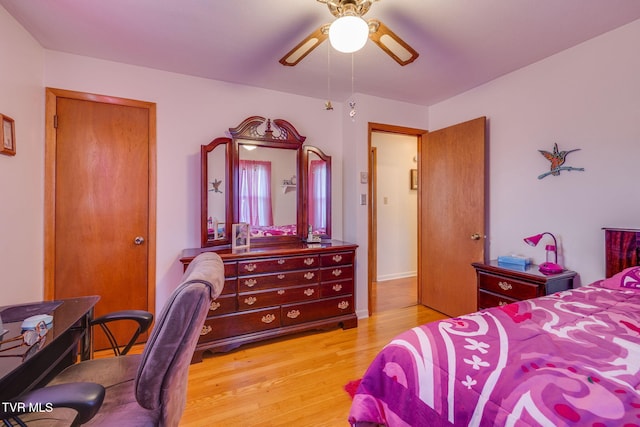 253 Fairford Ln, Blountville, TN 37617 - bedroom featuring light wood-style floors, an office area, and a ceiling fan