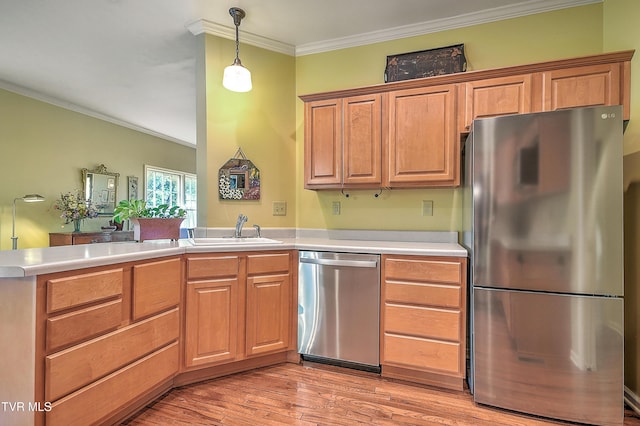 4619 Merrywood Ave, Kingsport, TN 37664 - kitchen with appliances with stainless steel finishes, a peninsula, crown molding, light countertops, and light wood finished floors