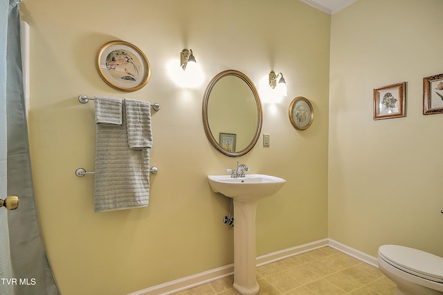 4619 Merrywood Ave, Kingsport, TN 37664 - bathroom with baseboards and toilet