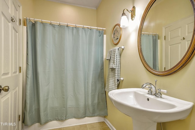 4619 Merrywood Ave, Kingsport, TN 37664 - full bathroom with a sink and shower / bath combo