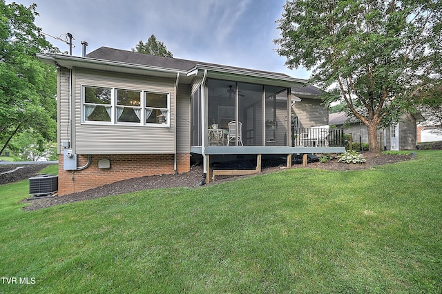4619 Merrywood Ave, Kingsport, TN 37664 - rear view of house with a sunroom and a lawn