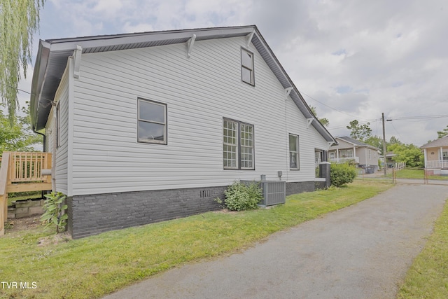329 Clinch St, Kingsport, TN 37660 - view of side of property with a yard, central AC unit, and a wooden deck