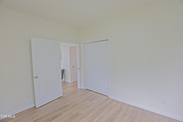 329 Clinch St, Kingsport, TN 37660 - unfurnished bedroom with baseboards, light wood-style floors, and a closet
