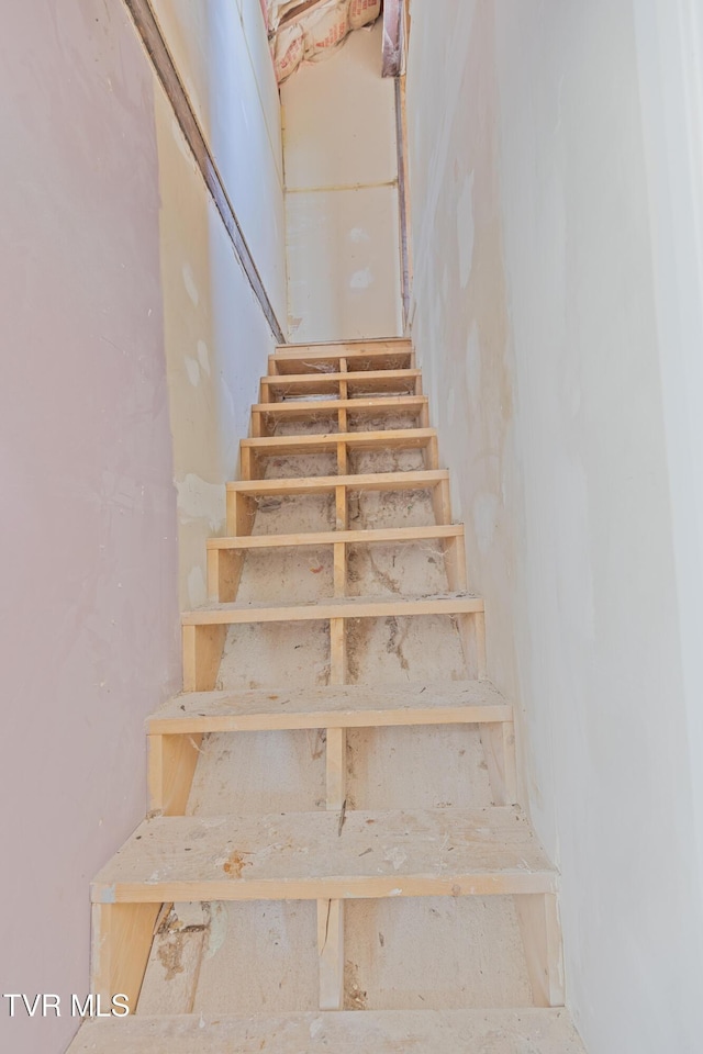 329 Clinch St, Kingsport, TN 37660 - view of stairs