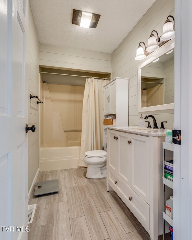 1016 Konnarock Rd # 1, Kingsport, TN 37664 - full bath featuring toilet, wood finished floors, shower / bath combo, and vanity