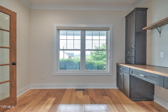 203 Riverwatch Cir, Kingsport, TN 37660 - kitchen featuring light wood-style flooring, light countertops, baseboards, and crown molding