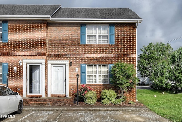 24 Lexington Ct Unit 6, Johnson City, TN 37615 - townhome / multi-family property featuring brick siding, a shingled roof, uncovered parking, and a front lawn