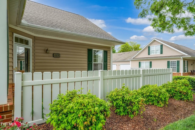 223 Avonlea Pl, Johnson City, TN 37604 - view of side of home with a shingled roof