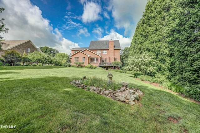 5621 John Gaines Blvd, Kingsport, TN 37664 - view of grassy yard featuring a wooden deck
