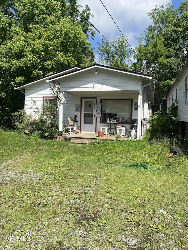4228 Sullivan Gardens Dr, Kingsport, TN 37660 - view of front facade with a porch and a front yard