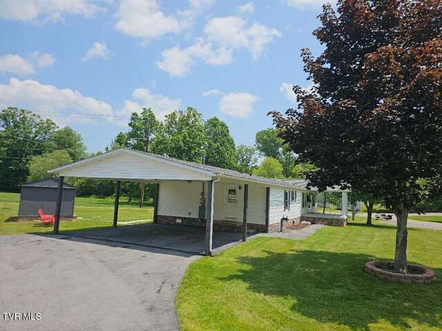 8929 Gateway Dr, Wise, VA 24293 - view of front facade featuring driveway, a carport, and a front lawn