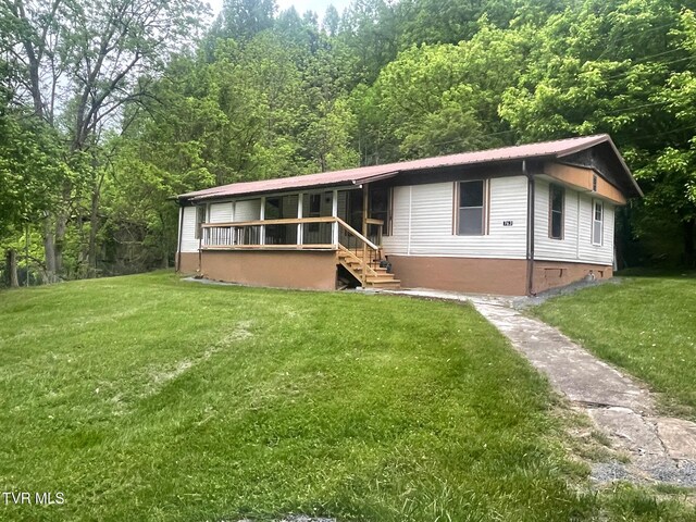 763 Sloantown Rd, Duffield, VA 24244 - ranch-style house with a front lawn, crawl space, and metal roof