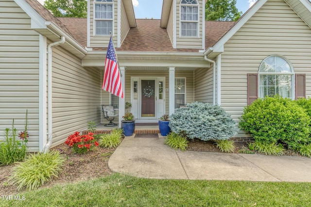 620 Glen Oaks Pl, Johnson City, TN 37615 - doorway to property featuring a shingled roof and covered porch