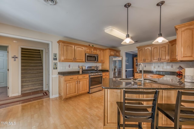620 Glen Oaks Pl, Johnson City, TN 37615 - kitchen with stainless steel appliances, a sink, decorative backsplash, and a peninsula