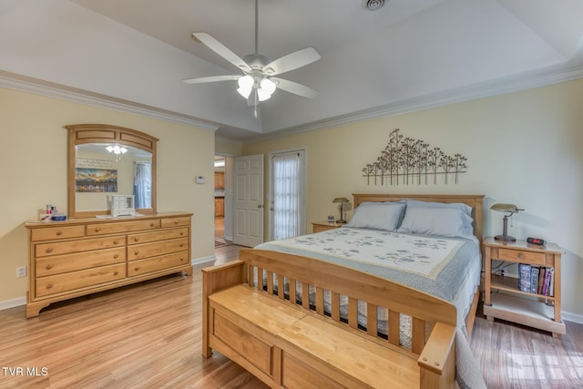 620 Glen Oaks Pl, Johnson City, TN 37615 - bedroom featuring light wood-style floors, crown molding, baseboards, and a ceiling fan