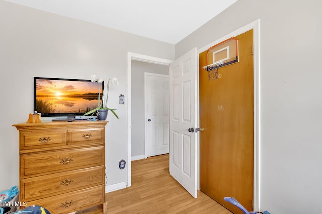 324 Reservoir St, Bristol, VA 24201 - bedroom featuring light wood-type flooring and baseboards
