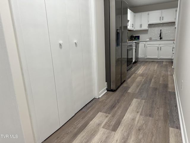 516 Fleetwood Ct Unit F, Kingsport, TN 37660 - kitchen featuring backsplash, white cabinets, dark wood finished floors, light countertops, and a sink