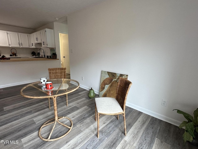 516 Fleetwood Ct Unit F, Kingsport, TN 37660 - dining room with dark wood-style flooring and baseboards