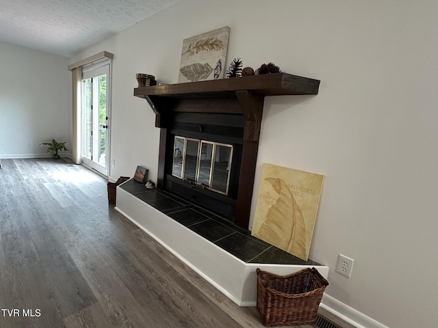 516 Fleetwood Ct Unit F, Kingsport, TN 37660 - detailed view of wood finished floors, baseboards, and a textured ceiling