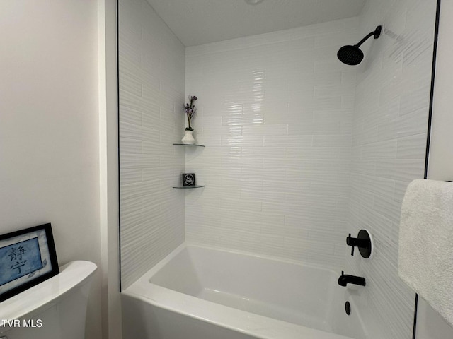 516 Fleetwood Ct Unit F, Kingsport, TN 37660 - bathroom featuring toilet and tub / shower combination
