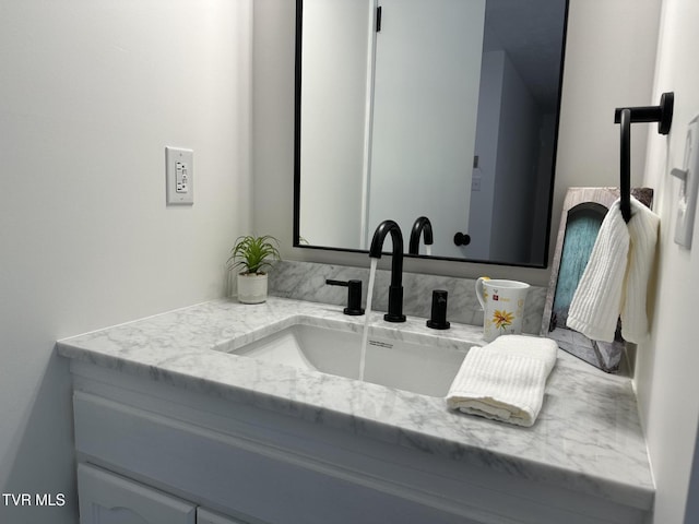 516 Fleetwood Ct Unit F, Kingsport, TN 37660 - bathroom featuring vanity